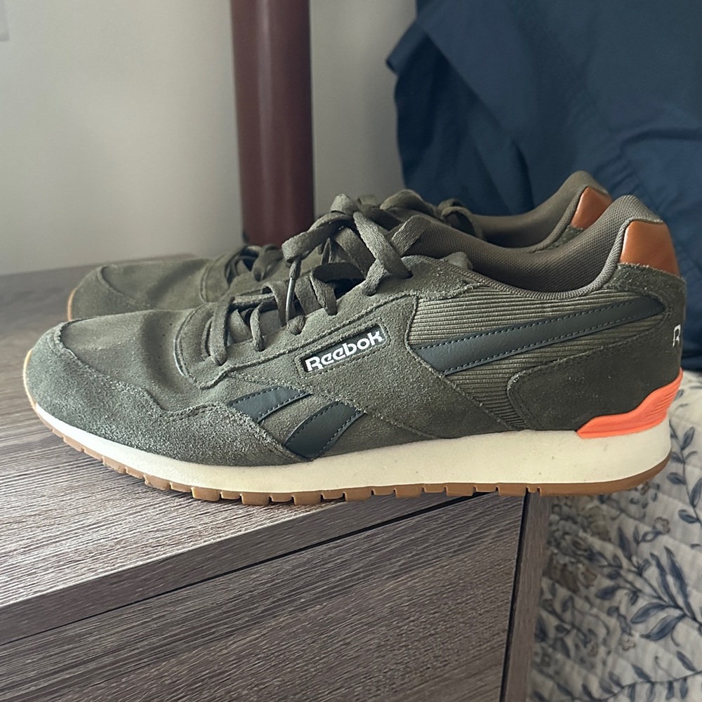Size 11 gently worn Reebok Classic Harman Run in the army green colorway…